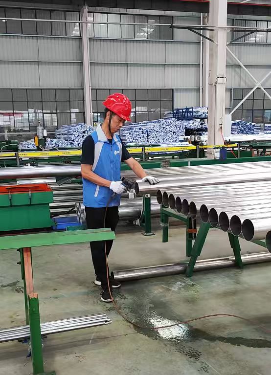 卡壓式連接不銹鋼水管的預(yù)處理步驟中，管材切口的處理方法是什么